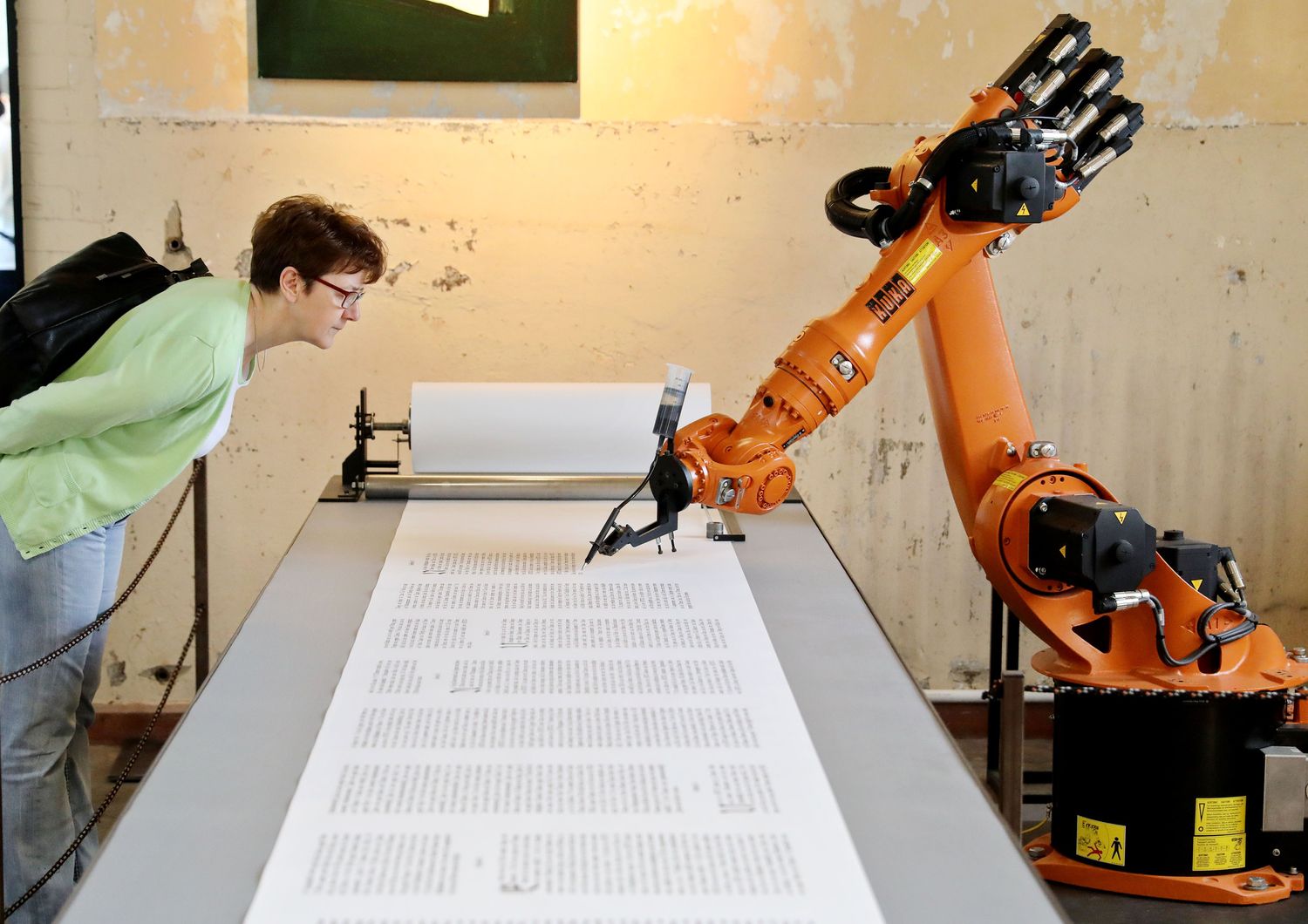 Un robot scrive una pergamena