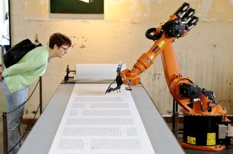 Un robot scrive una pergamena