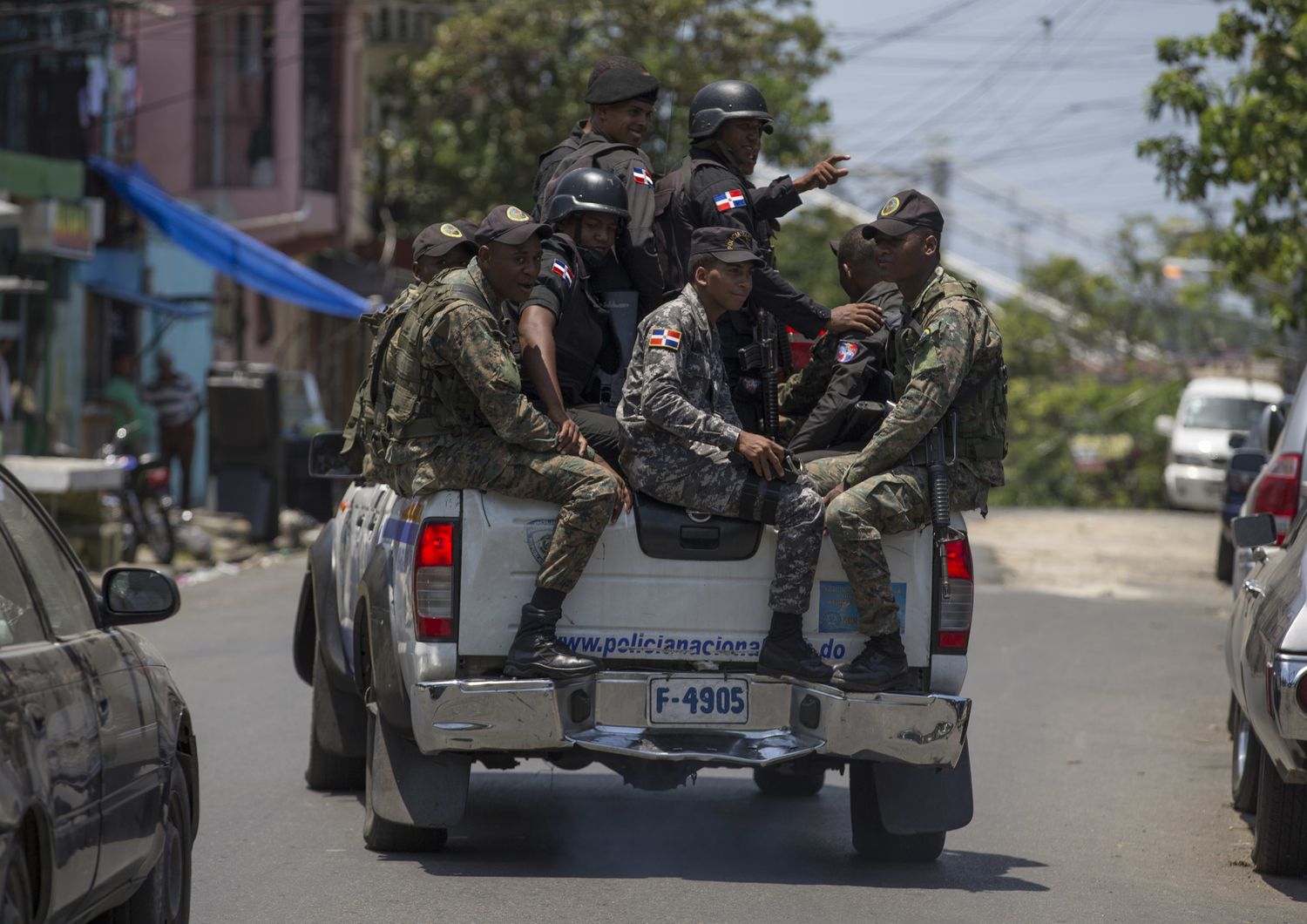Una pattuglia della polizia dominicana per le strade di Santo Domingo