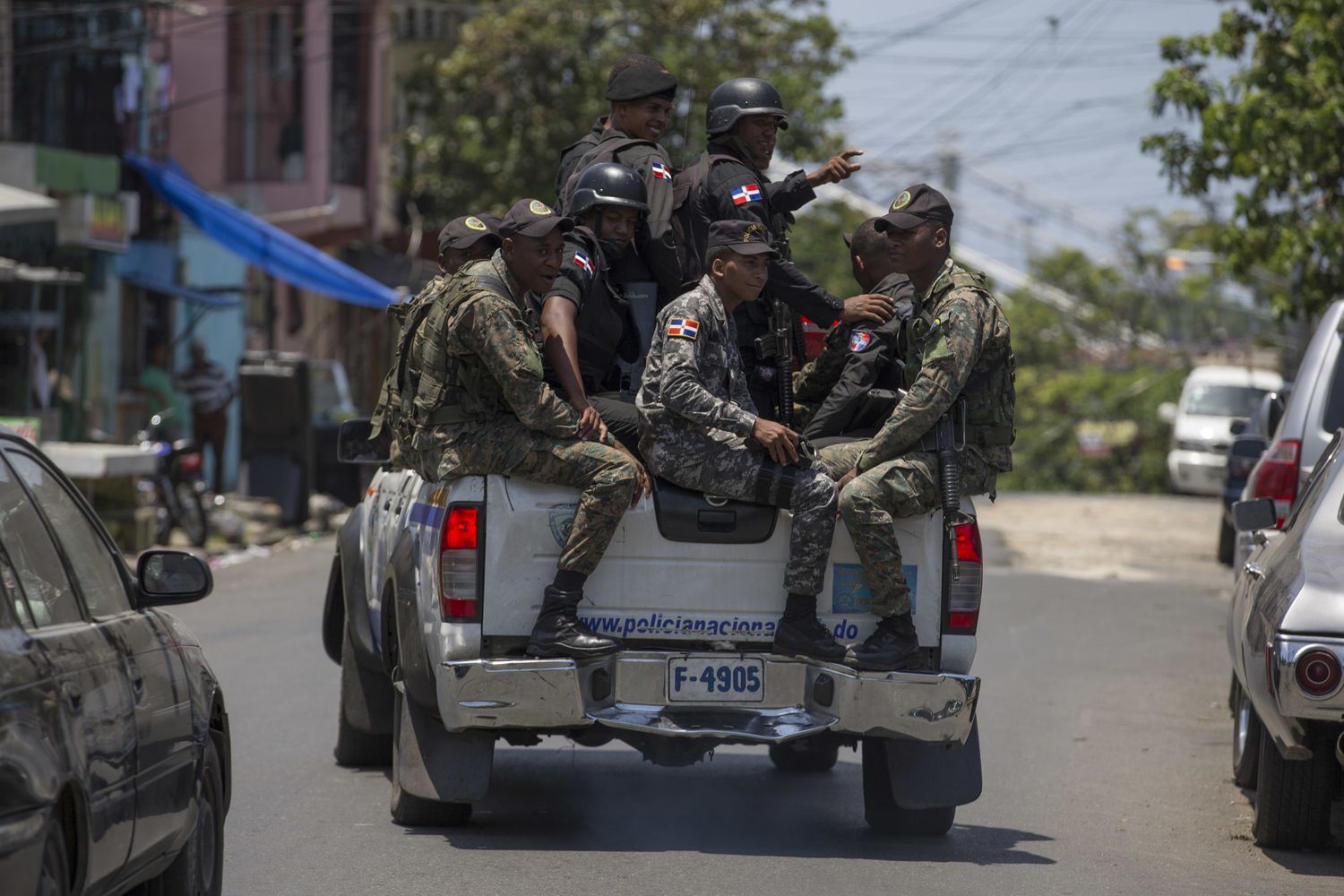 Una pattuglia della polizia dominicana per le strade di Santo Domingo
