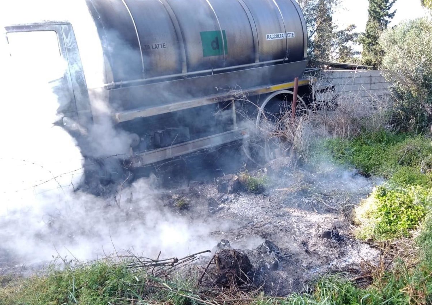 Una cisterna latte incendiata nel Nuorese