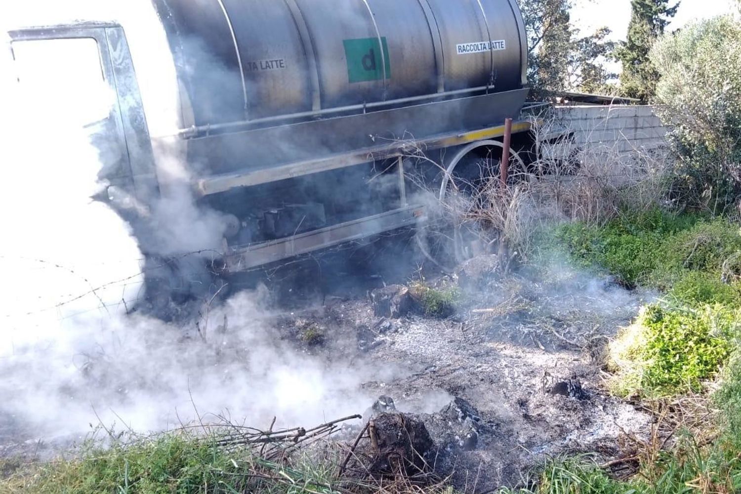 Una cisterna latte incendiata nel Nuorese