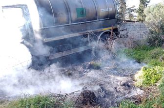 Una cisterna latte incendiata nel Nuorese
