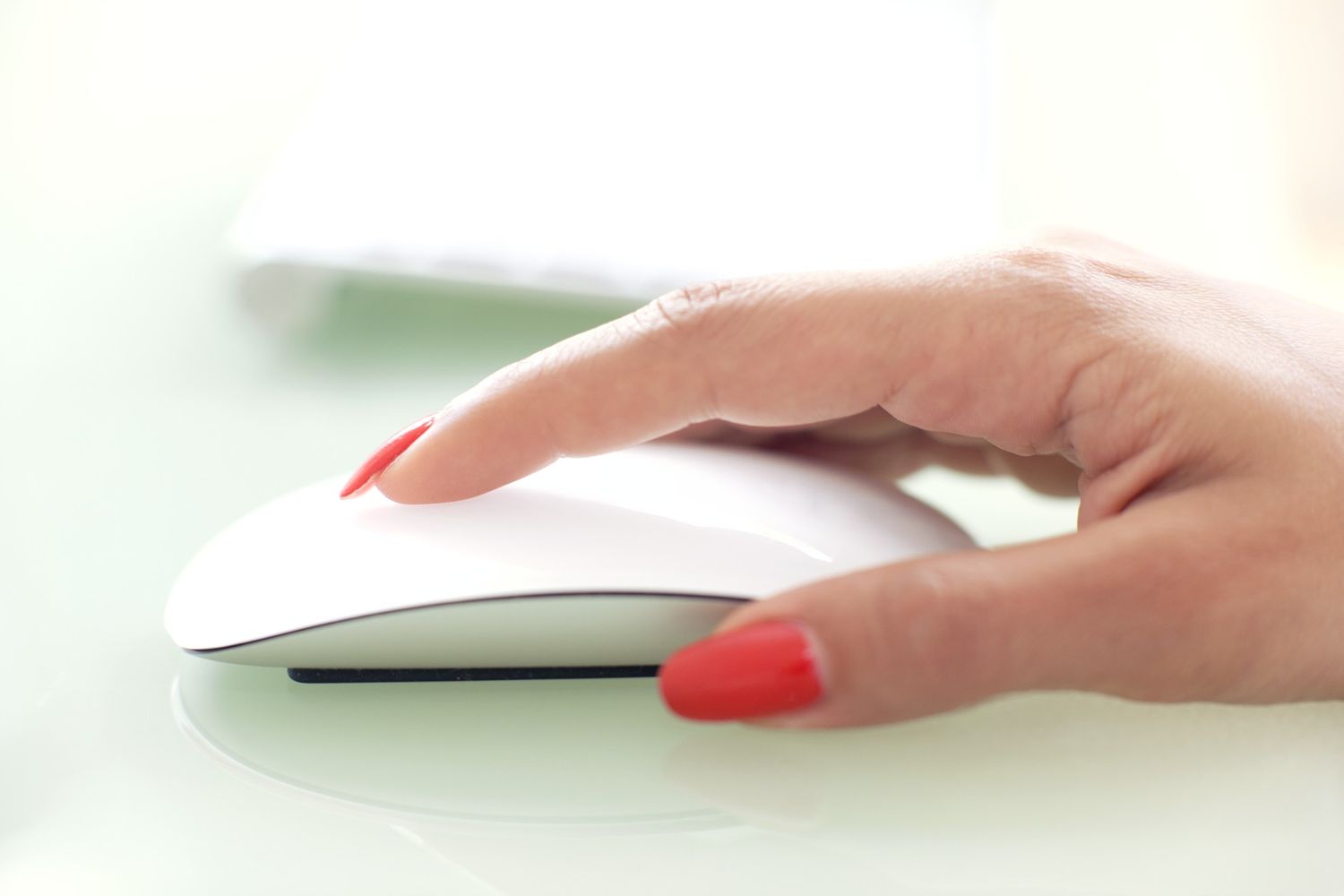 Una donna al computer