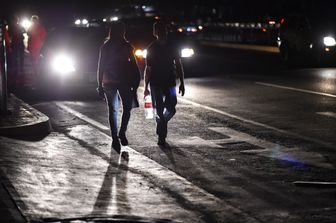 Una strada di Caracas al buio per il black-out