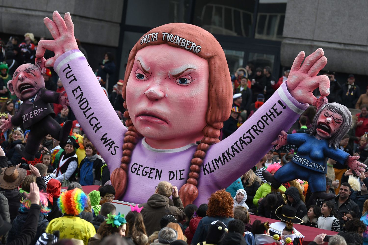 Un carro allegorico su Greta Thunberg
