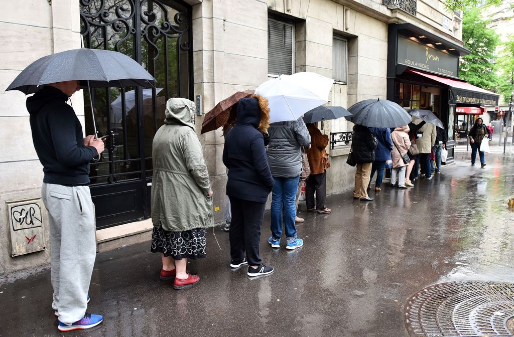 Gente in fila davanti ad una boulangerie di Parigi
