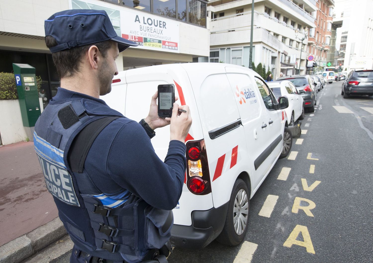 Un poliziotto francese eleva una multa