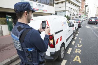 Un poliziotto francese eleva una multa