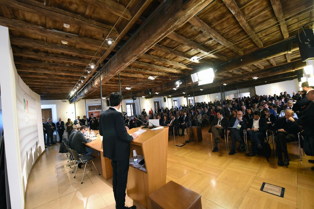 Gli interni della sede del Pd al Nazareno durante un'assemblea