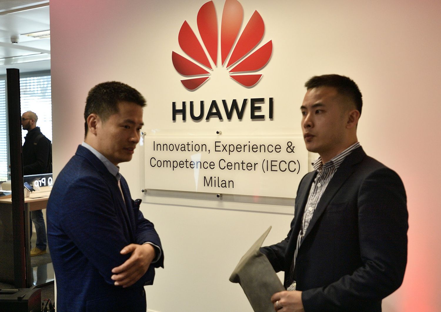 I manager della Huawei alla presentazione del nuovo quartier genarle a Milano