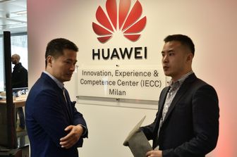 I manager della Huawei alla presentazione del nuovo quartier genarle a Milano