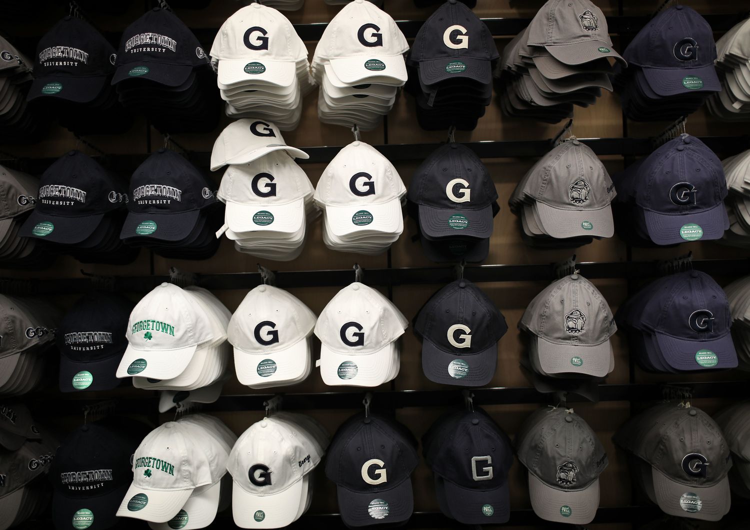 I cappellini delle universit&agrave; americane in un negozio dell'ateneo di Georgetown, a Washington