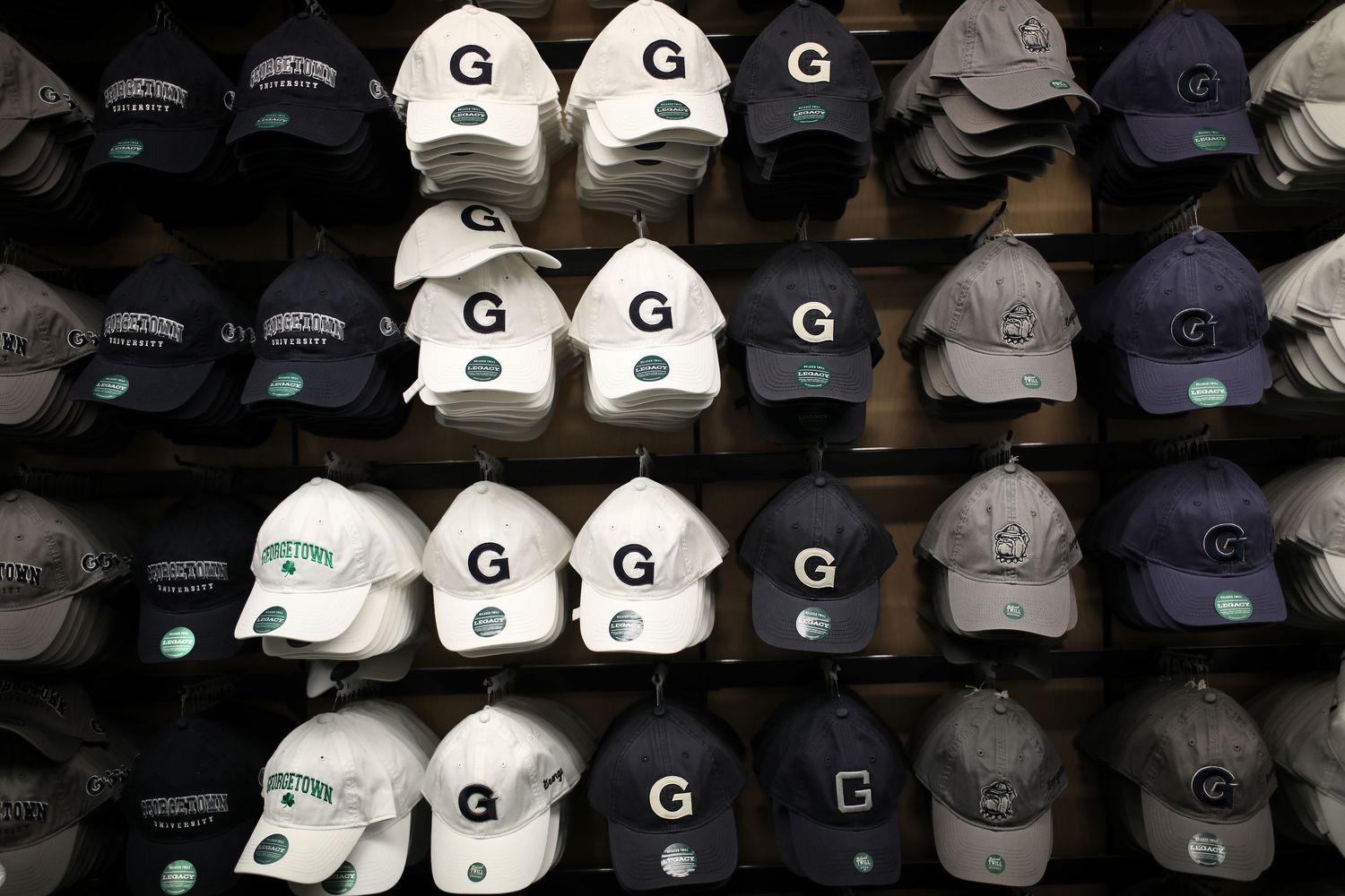 I cappellini delle universit&agrave; americane in un negozio dell'ateneo di Georgetown, a Washington