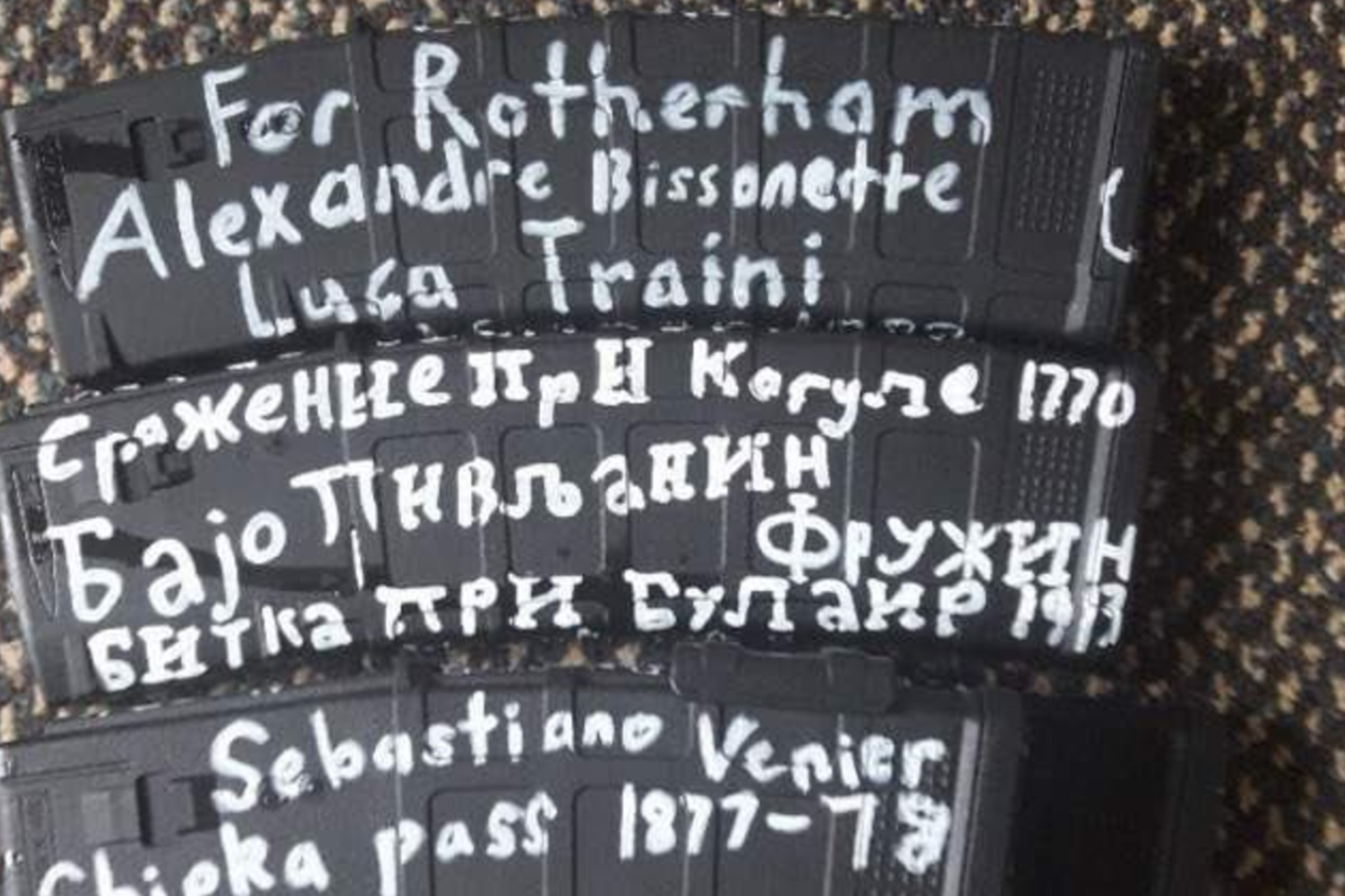 I nomi scritti sui caricatori usati per la strage in Nuova Zelanda