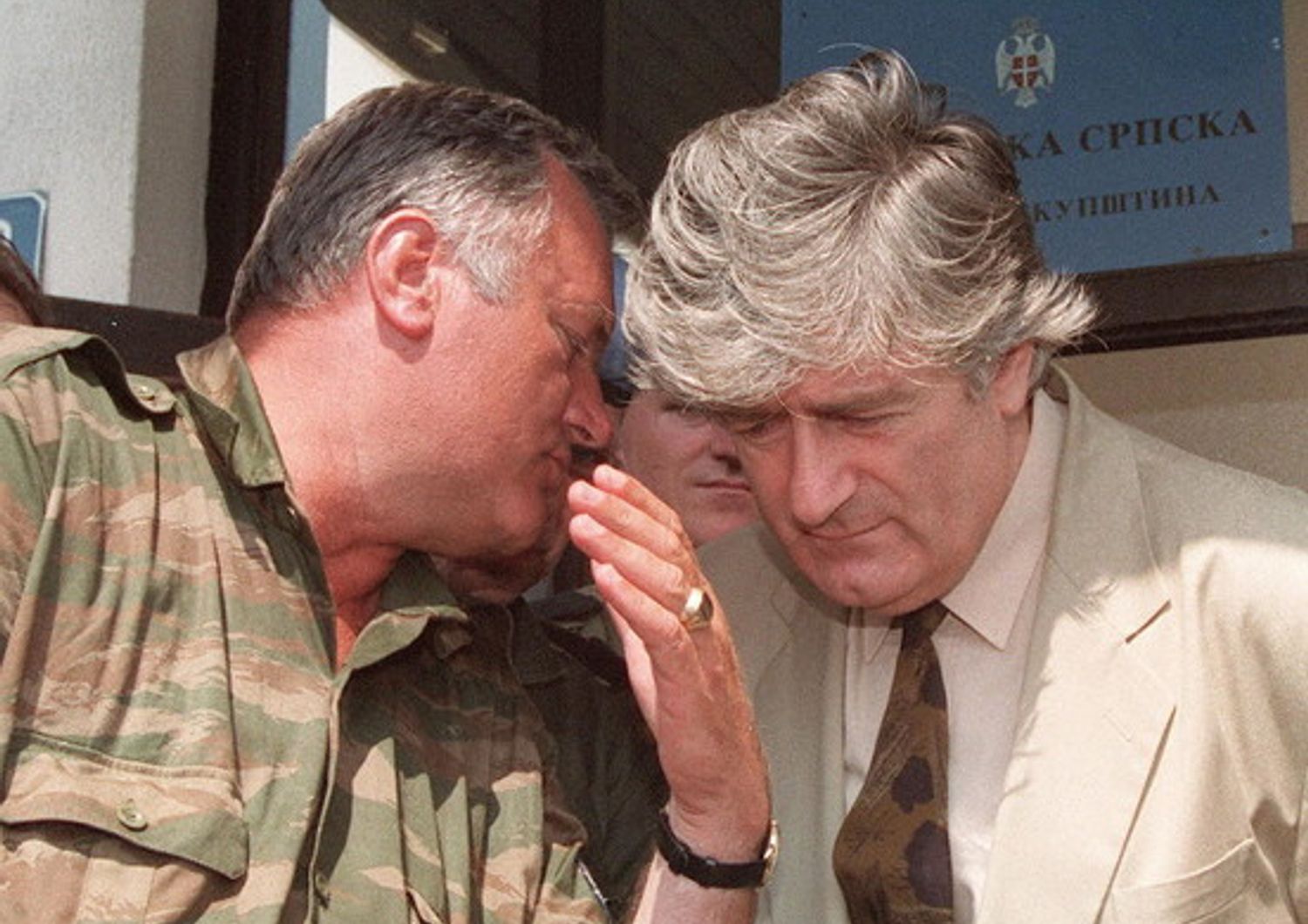 Radovan Karadzic, presidente della Repubblica Serba di Bosnia ascolta il comandate serbo Ratko Mladic&nbsp;