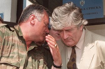 Radovan Karadzic, presidente della Repubblica Serba di Bosnia ascolta il comandate serbo Ratko Mladic&nbsp;