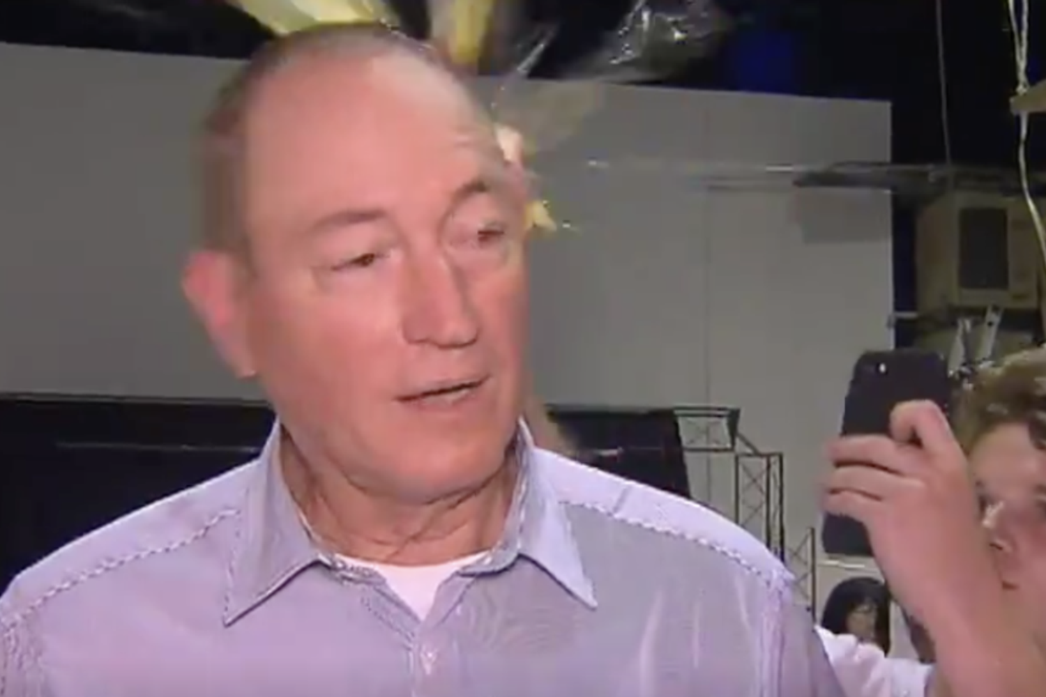 Il momento in cui il senatore Fraser Anning viene colpito con un uovo