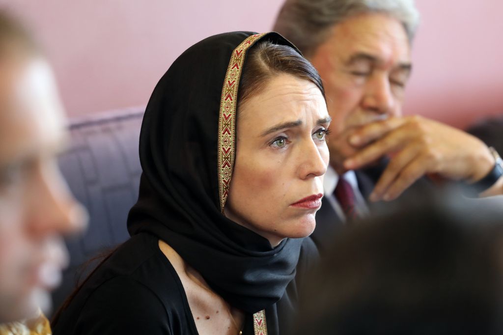 Il premier neozelandese Jacinta Ardern incontra la comunit&agrave; islamica dopo la strage delle moschee di Christchurch (AFP)