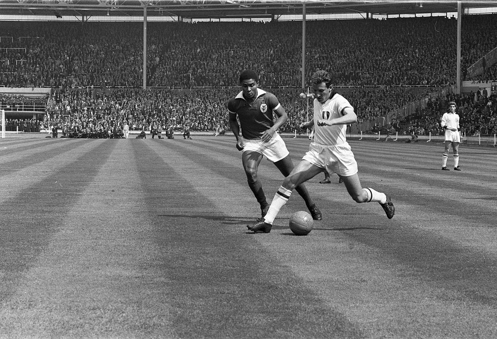 Giovanni Trapattoni affronta Eusebio nella finale di Coppa dei Campioni 1963 Milan-Benfica (2-1) (AFP)