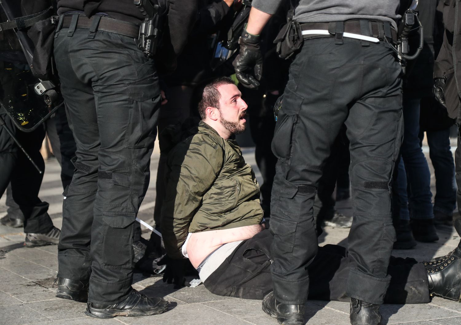 Polizia arresta manifestante sugli Champs Elisees