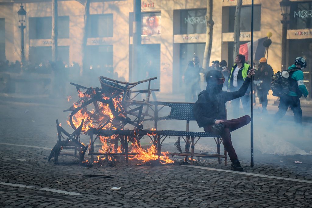 Scontri a Parigi per la manifestazione dei Gilet Gialli