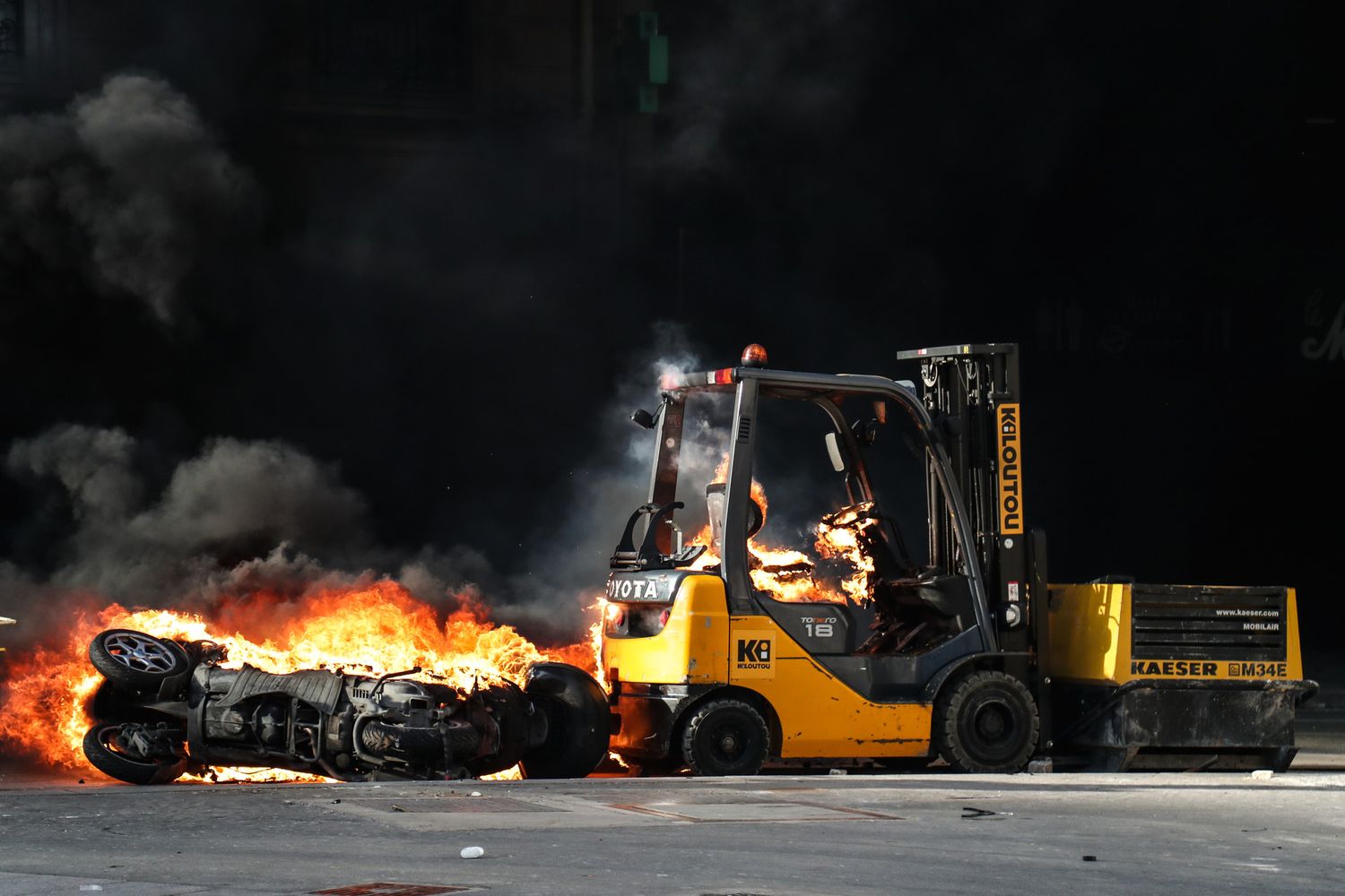 Scontri a Parigi per la manifestazione dei Gilet Gialli