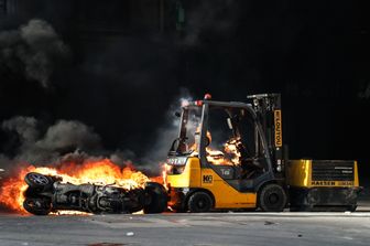 Scontri a Parigi per la manifestazione dei Gilet Gialli