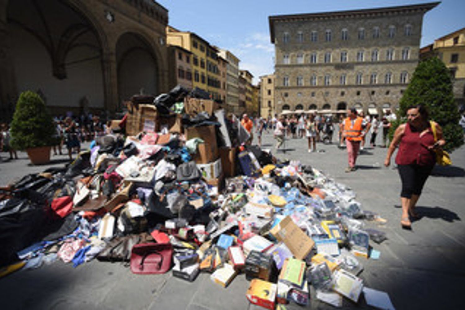 Migliaia di articoli contraffatti sequestrati e ammassati in piazza della Signoria a Firenze
