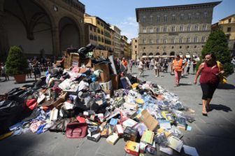 Migliaia di articoli contraffatti sequestrati e ammassati in piazza della Signoria a Firenze