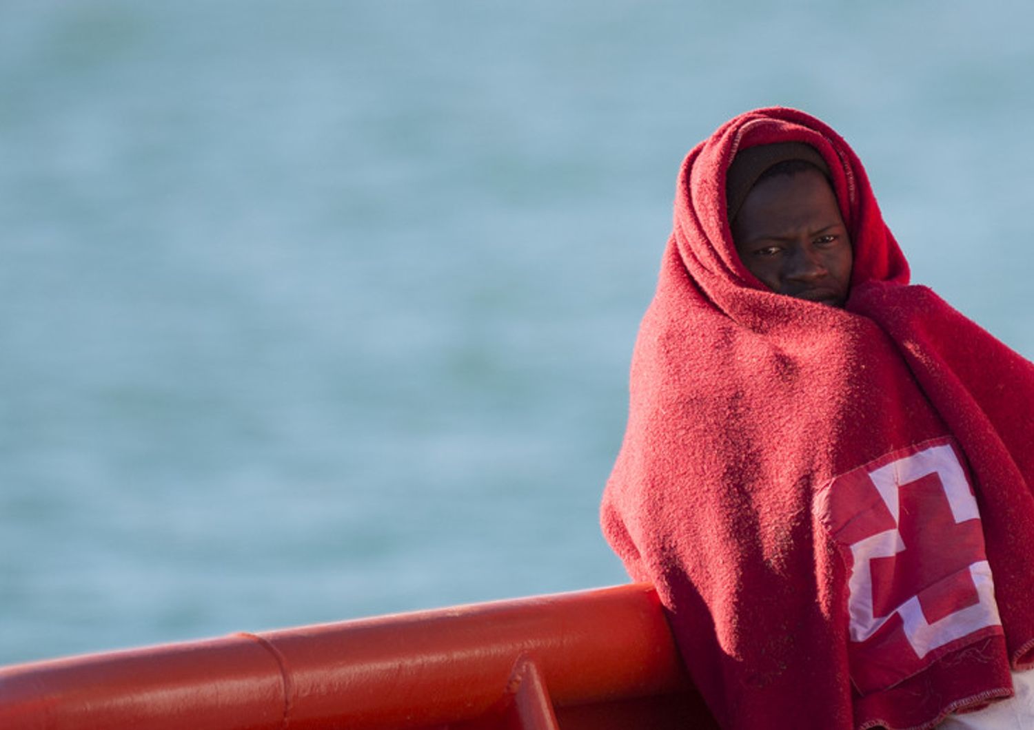 Un migrante salvato in mare nel Mediterraneo