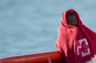 Un migrante salvato in mare nel Mediterraneo