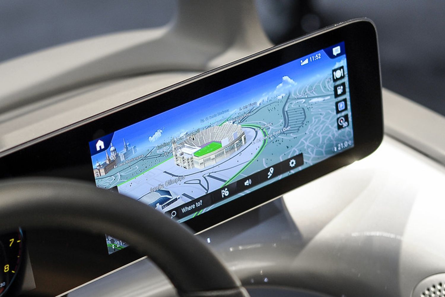 Un navigatore montato su una Mercedes