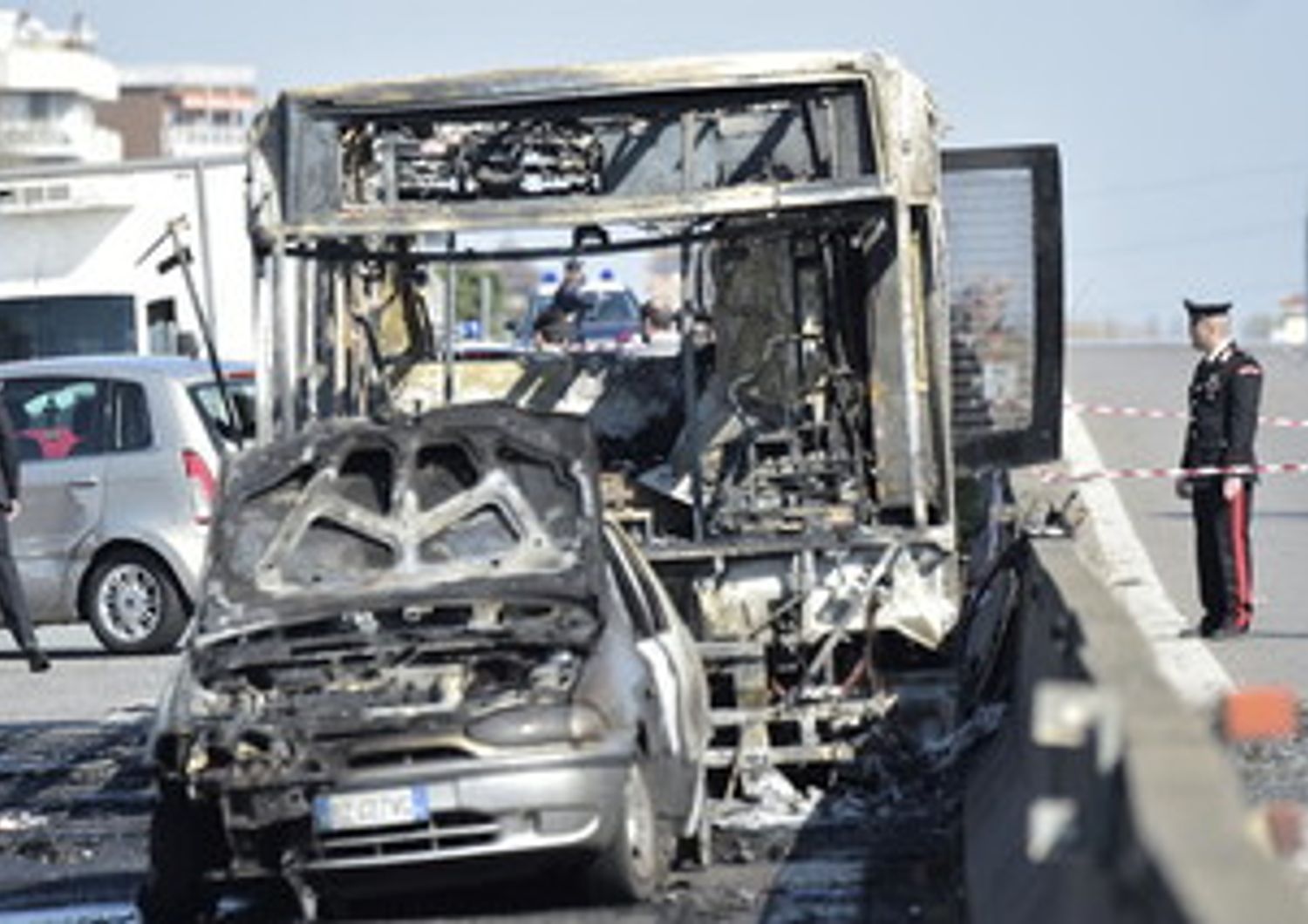 Lo scuolabus dato alle fiamme dall'autista sulla tangenziale di Milano