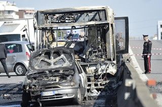 Lo scuolabus dato alle fiamme dall'autista sulla tangenziale di Milano