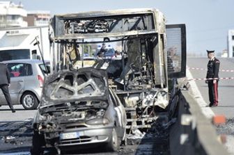 Lo scuolabus dato alle fiamme dall'autista sulla tangenziale di Milano