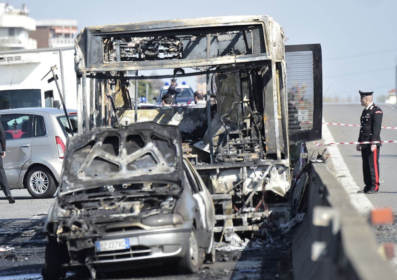 Lo scuolabus dato alle fiamme dall'autista sulla tangenziale di Milano