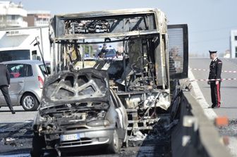 Lo scuolabus dato alle fiamme dall'autista sulla tangenziale di Milano
