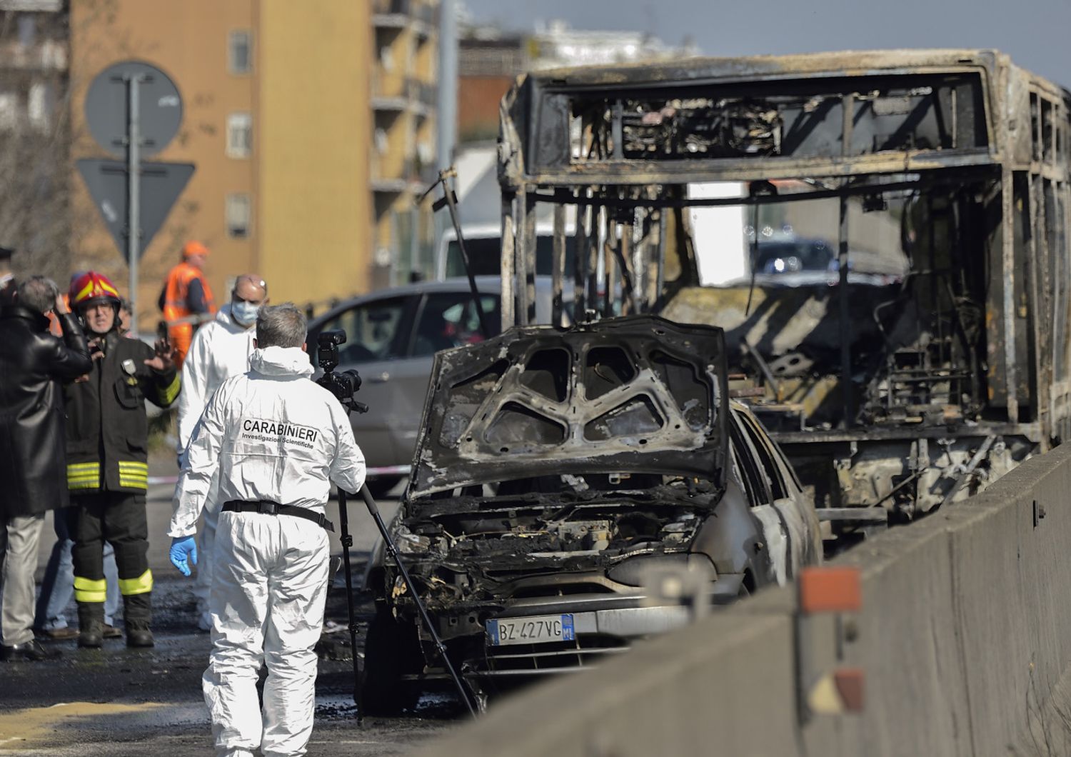 Lo scuolabus incendiato a San Donato