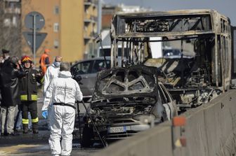 Lo scuolabus incendiato a San Donato