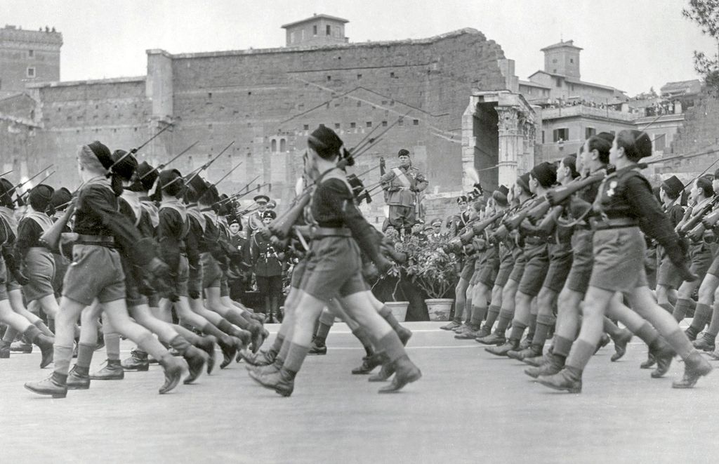 &nbsp;parata di babilla su Via dell'Impero (oggi via dei Fori Imperiali) a Roma. fascismo, mussolini (Ann Ronan Picture Library/AFP)