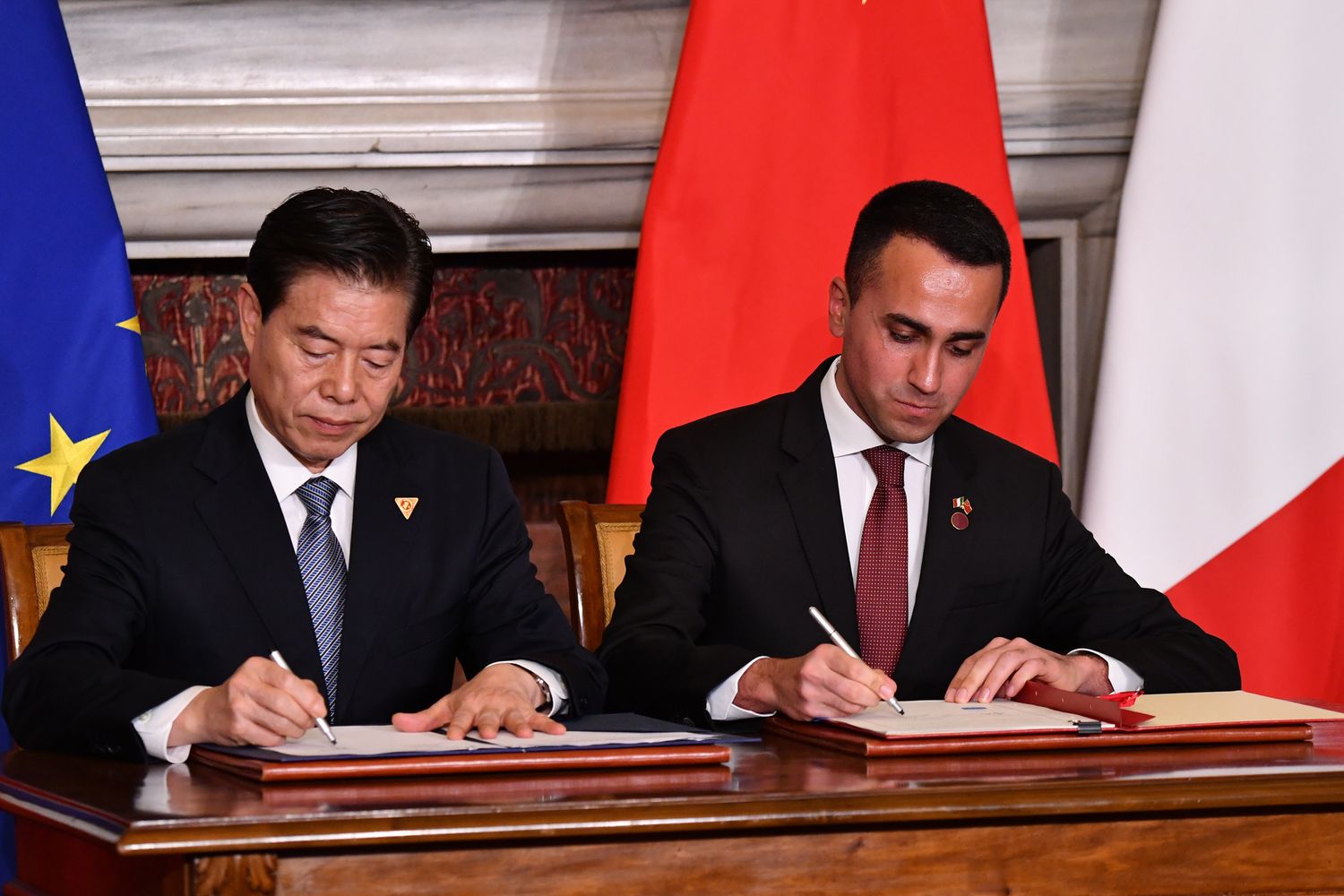 Il ministro del commercio cinese Zhong Shan e quello dello Sviluppo economico Luigi Di Maio