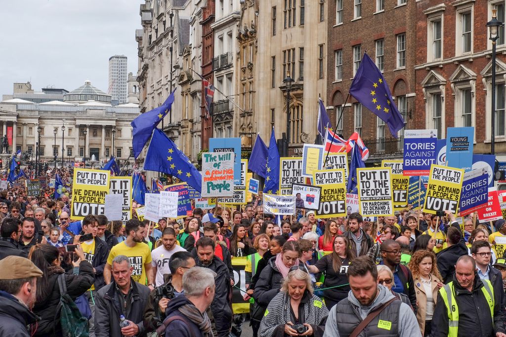 Manifestazione antibrexit, a Londra sfila un milione e mezzo di persone. &quot;Put it to the People&quot;. (Jay Shaw Baker/NurPhoto/AFP)