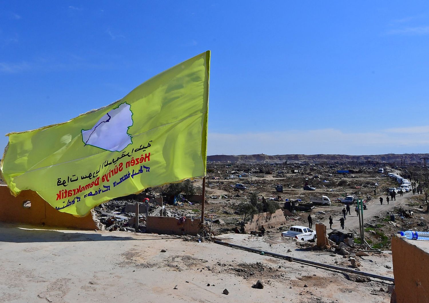 La liberazione di Baghuz, la bandiera delle forze democratiche siriane (Sdf)