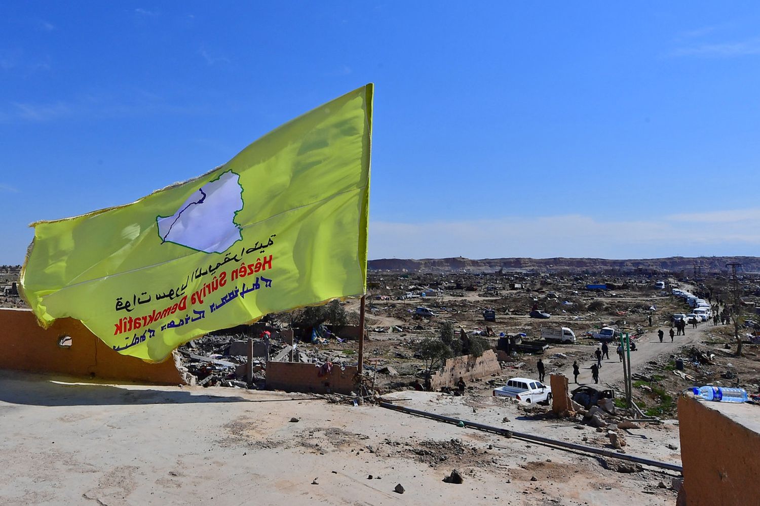 La liberazione di Baghuz, la bandiera delle forze democratiche siriane (Sdf)