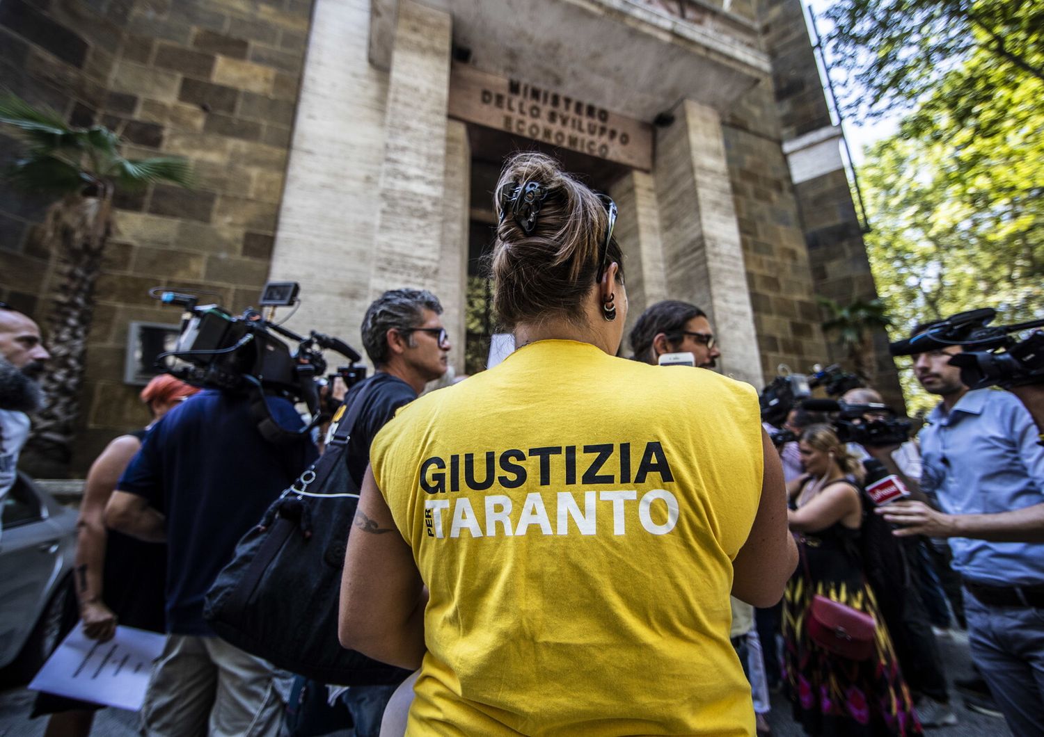 Una manifestazione sull'Ilva di Taranto davanti al Mise