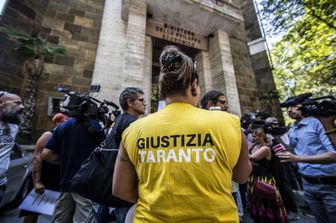 Una manifestazione sull'Ilva di Taranto davanti al Mise