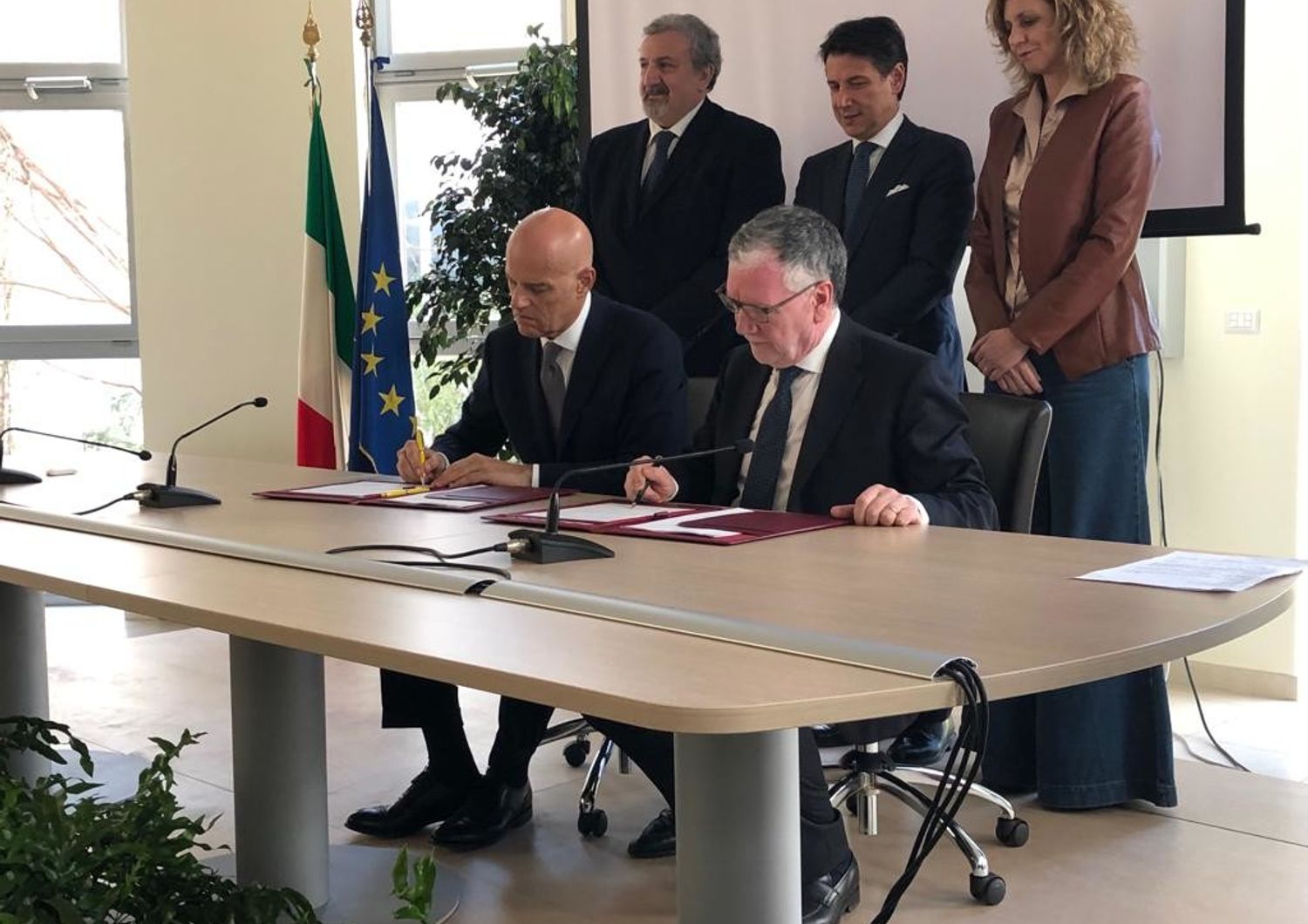 la firma tra Claudio Descalzi e Massimo Inguscio. Nella foto anche il governatore della Puglia Michele Emiliano, il premier Giuseppe Conte e la ministra per il Sud, Barbara Lezzi