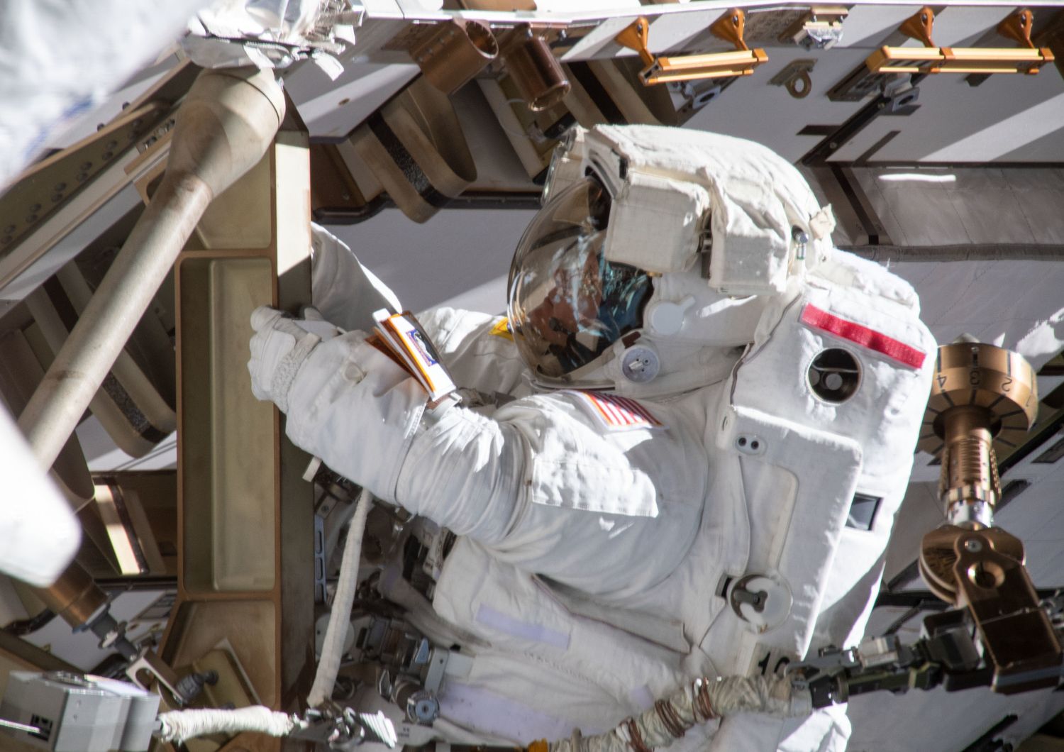 &nbsp;L'astronauta Usa Anne McClain, che deve rinunciare alla passeggiata spaziale per sole donne per mancanza di una tuta della taglia adatta (AFP Photo/NASA)