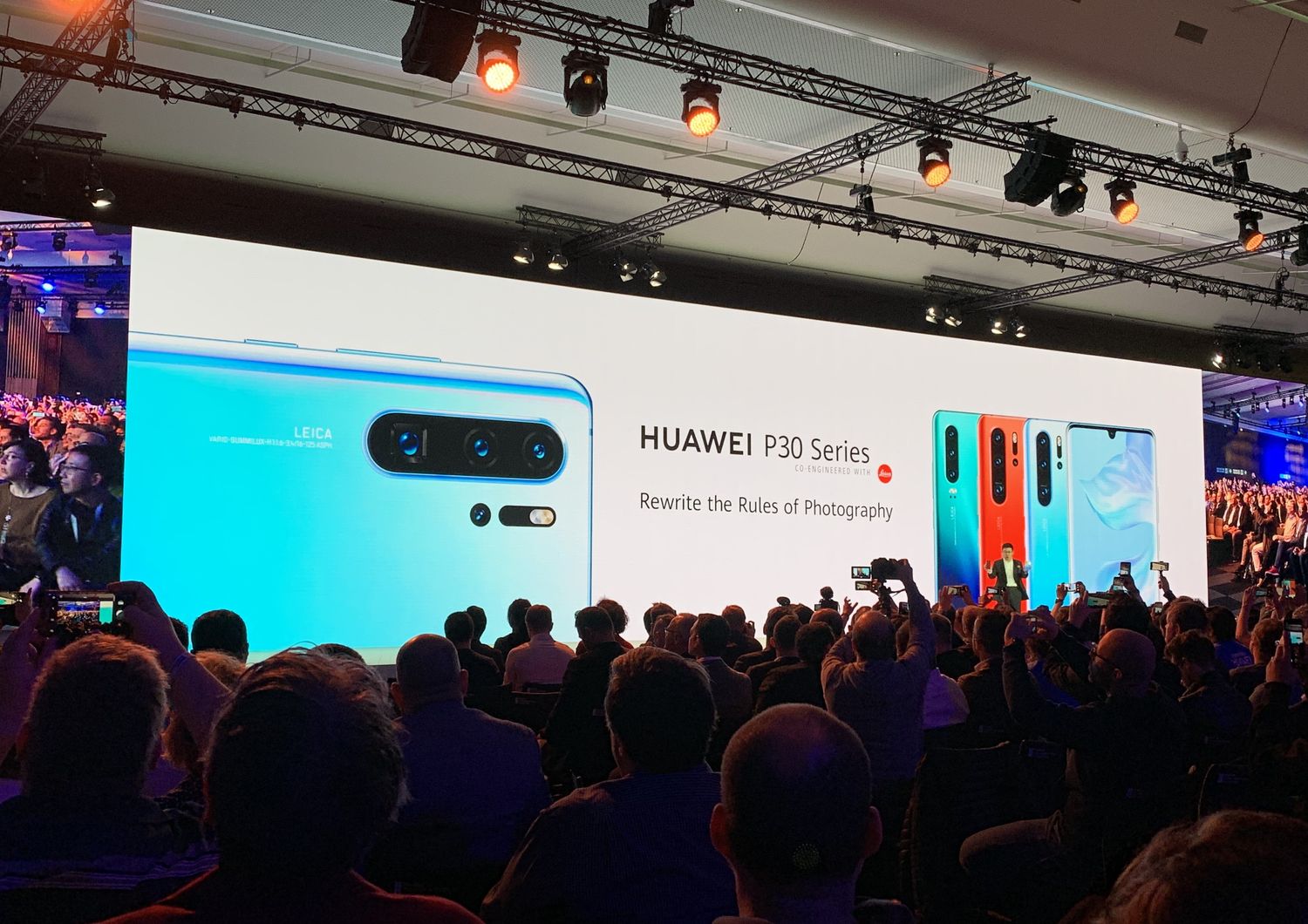 La presentazione del Huawei P30 Pro a Parigi